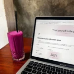 Laptop met online hormoonbalans programma voor jonge vrouwen